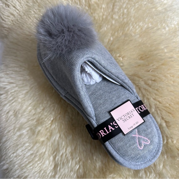 *VICTORIA’S SECRET* NWT Grey Women's Cozy Pom Pom Slippers - Picture 1 of 7